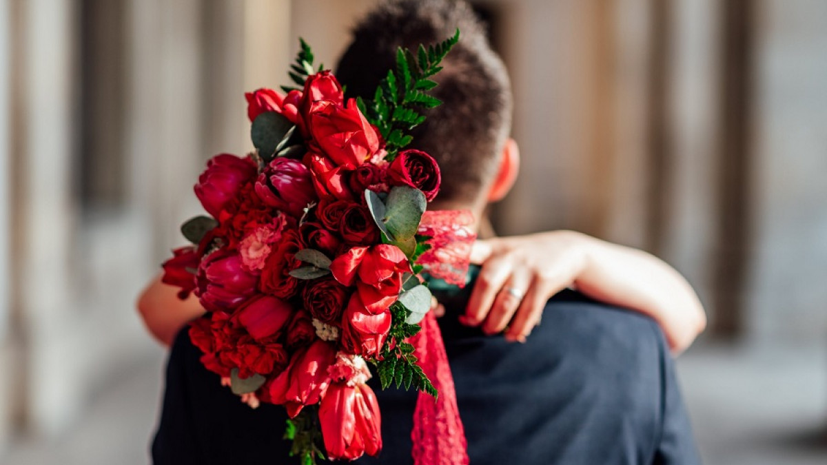 Love bombing: qué es, fases y características de esta forma de manipulación